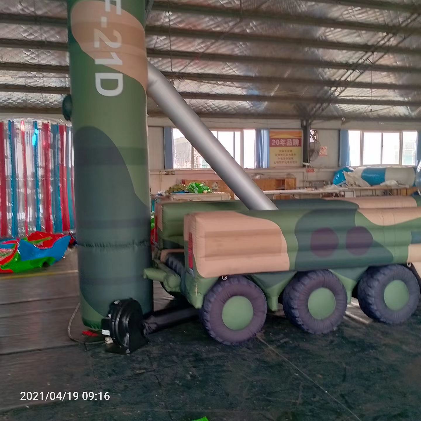 玉环军事演习中的充气目标车辆：模拟发射车雷达车坦克飞机